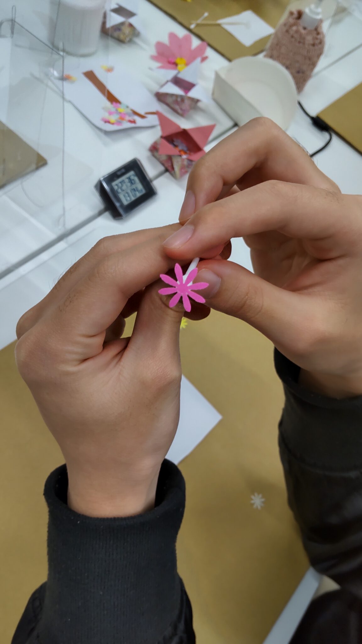 クラフトパンチでつくる小さなお花 | 大阪の障害者就労移行支援事業所 リセル・エール